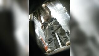Quay lén lồn chị đẹp xin đái nhờ trước khi đái chụp hình lồn rồi vừa đái vừa xoa lồn.