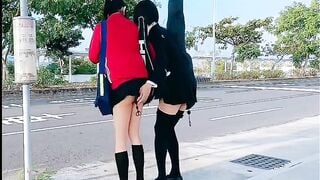 2 con đĩ đợi xe bus, Mà Nước Từ lỗ đít chảy sữa ra đường