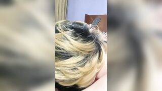 Em trai nằm nghịch lồn bú luôn lồn chị họ, chị gái vẫn bình thường call với bạn trai.