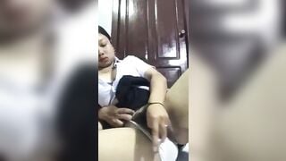 Em học sinh chubby lồn múp dụp thủ dâm cho trai xem