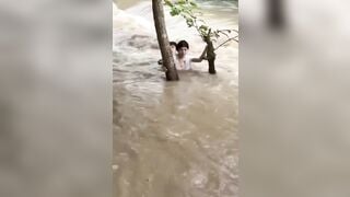 Bão ở quãng tây Trung Quốc 1 cô gái khiêu gợi nước cuốn trôi k sợ lũ sợ đội cứu hỗ.