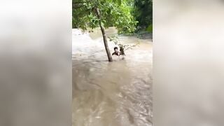Bão ở quãng tây Trung Quốc 1 cô gái khiêu gợi nước cuốn trôi k sợ lũ sợ đội cứu hỗ.