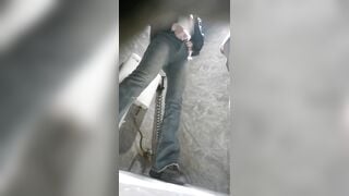 Khó hiểu cô gái đi đái cho bạn trai vào cùng phòng xem lồn đái thế nào thật đáo để.