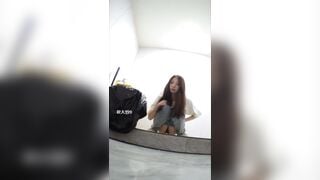 Quay lén lồn nhỏ bạn thân vào nhà đái nhờ nó nhìn miết vào cam nghĩ bị nó phát hiện.