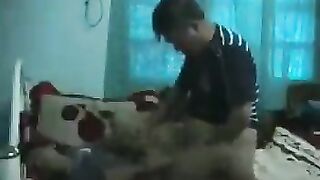 Không thấy có ai ở nhà ông cậu họ lén vào phòng cháu gái 17 tuổi ép nó đụ.
