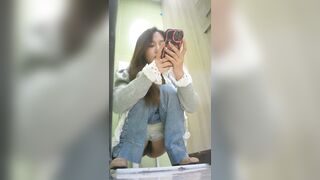Quay lén thiên thần tỉ tỉ đi đái quá hấp dẫn đái xong còn nhún nhún nữa chứ.
