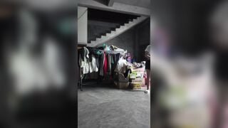 Cô gái thay đồ public ngày tại cửa hàng quần áo