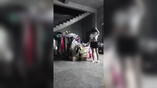 Cô gái thay đồ public ngày tại cửa hàng quần áo