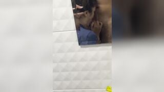 Cho đưa em kế bú cu trong nhà vệ sinh dâm đãng kích thích