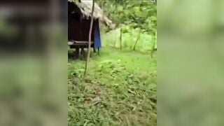 Cặp đôi đang đụ nhau bị phát hiện la lên thì cả 2 chạy tán loạn.