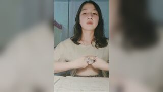 em học sinh đang học mà anh cứ đòi xem vú thế em ngại lắm