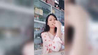 Nữ y sĩ xinh đẹp bán thuốc vui vẻ cho khách hàng bóp vú tại vầy thuốc.
