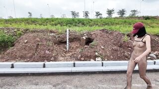 Cô gái mặc áo lưới xuyên thấu đi dạo ngoài đường cho người lạ nhìn