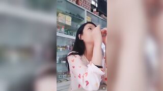 Nữ y sĩ nứng lồn cho khách hàng bóp vú ngay tại vầy thuốc.