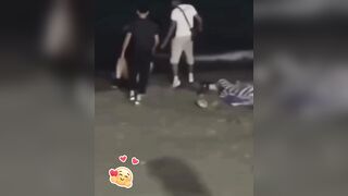 Rủ Vk ng ta ra bãi biển, thanh niên bị phang tới tấp