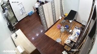 Quay lén bác sĩ tại phòng khám riêng của mình , xem nứng vãi cặc