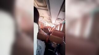 Cặp đôi đụ nhau trên xe buýt đông người