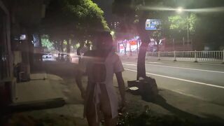 gái xinh cởi chuồng đi mua thuốc lá nơi công cộng
