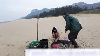 em gái nứng lồn khỏa thân mua hải sản trên bờ biển