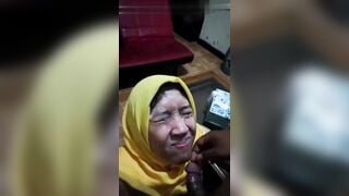 xuất tinh vào mặt bà chị họ