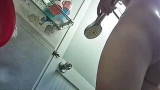 Đặt cam trong nhà vệ sinh xem chị dâu tắm vú to đít bự