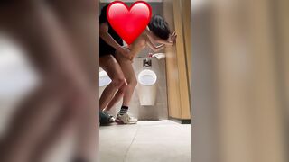 Địt em học sinh xuất tinh ngập lồn trong nhà vệ sinh trung tâm thương mại
