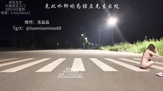 Em gái dâm lột đồ xong bò giữa đường