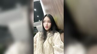 Phương Thảo 2k8 con đĩ lồn múp thích làm slave và tự uống nước đái 2