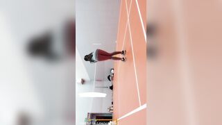 vừa đánh cầu vừa nhét máy rung đến khi rỉ nước ra sân