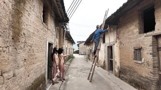 Hai cô gái về làng vùng sâu vùng xa rồi nude công cộng