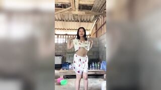 Chị họ đang nấu ăn mà em trai đến nằng nặc đòi đụ, thương em chị gái đành chiều.