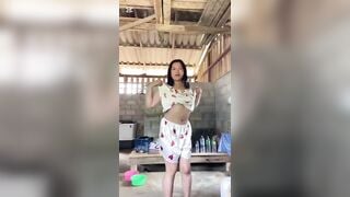 Chị gái đang nấu ăn cho chồng thì thằng em họ đến xin đụ, chiều nó đụ 1 cái vậy.