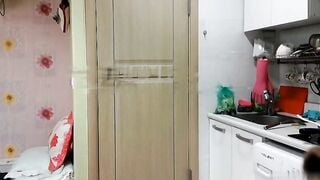 Đụ em họ đang nấu ăn trong bếp