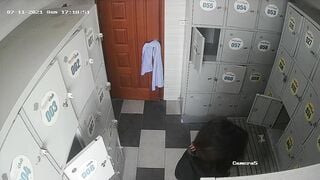 Hack camera phòng thay đồ hồ bơi 3