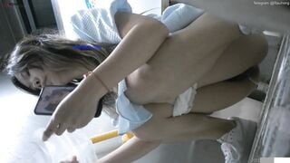 Cam kín quay lén các em teen TQ xinh đẹp đi đái trong nhà vệ sinh công cộng #3