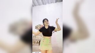 BÉ NHÂN VIÊN BƯNG BÊ TRÔNG NGON PHẾT