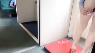 Con đĩ Hàng ngon, Public Khoe Vú Móc Lồn rậm trên Tàu, Bao nhiều Người lạ