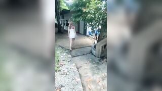 Em trai chờ sẵn trong toilet chờ chị họ đi vệ sinh rồi gạ đụ.