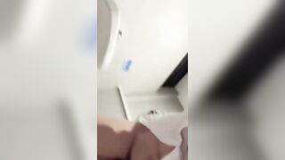 Chịch em đồng nghiệp thất tình trong nhà vệ sinh công cộng