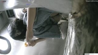 Cam kín quay lén các em teen TQ xinh đẹp đi đái trong nhà vệ sinh công cộng #24