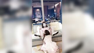 Cosplay hầu gái giống e loli ngồi trên ghế cho e bú cu sướng r đè e ra đụ bắn vào lồn