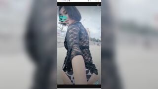 Chiều fan đến thế là cùng, vén váy vỗ mông ngay ngoài bãi biển đông người