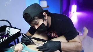 Xăm cho e gái xinh đẹp vú bự lồn dâm mà e cứ bắn nc tung tóe nên đè ra đụ cho đỡ nứng