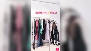 Gái xinh Loli mình dây Bán quần áo, Lộ Núm Vú Trước Gương nứng vcl