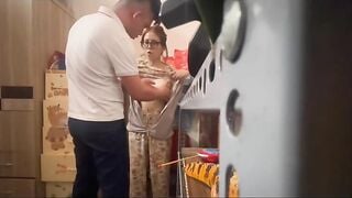 Đang xem vú nhỏ cháu họ thì mẹ nó về