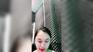 bé tay vịn ế khách lên live khoe hàng để kiếm khách đến chơi