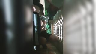 trời mưa mà em ghệ dâm cũng rủ ra ban công địt nhau