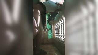trời mưa mà em ghệ dâm cũng rủ ra ban công địt nhau