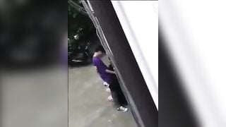 Cặp đôi hs bị quay trúng đang học sinh lí bên hong trường
