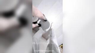 Dắt e hs loli bím non đi chơi ở TTTM rồi dắt e vào nvs bú cu đụ bắn ngập lồn e trg ấy